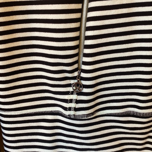 Lululemon jacket, black and teal. Size 8 - Picture 2 of 6